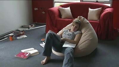 Vídeo de porno lésbico en el suelo y el sofá después de los videos amateur caseros aeróbicos.