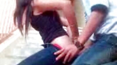 Un tipo alto se vídeos xxx caseros mexicanos folló a su esposa con grandes tetas en el suelo junto a la chimenea.