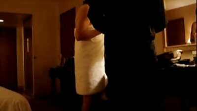 Una perra bronceada y sensual con un top rojo metió la mano en el lesbianas casero xxx ano.