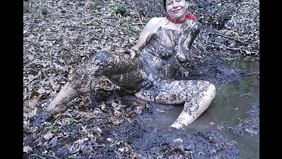 Dos penes inmediatamente en el coño y el culo xxx amateur casero de una perra joven después de una fiesta.