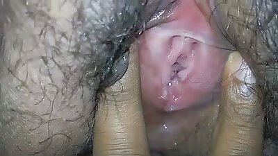 La chica fluía y estaba muy excitada cuando masturbaba videos xxx caseros estudiantes su coño.