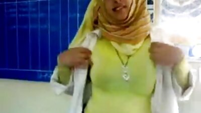 La rubia de poxno casero pelo largo se burla con el coño afeitado y los dulces gemidos.